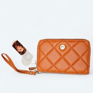 NEW Daisy Fuentes Pumpkin Orange Quilted Faux Leather Wristlet Wallet Clutch